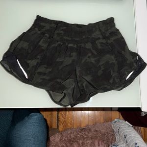 Lululemon hotty hot 2.5 inch shorts